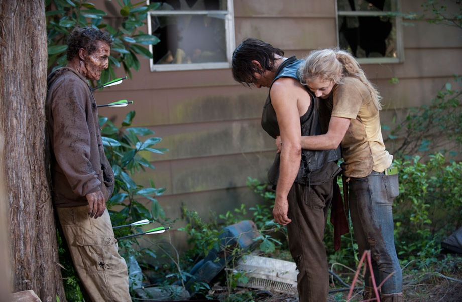 TWD_season-4-episode-12-beth-hugs-daryl