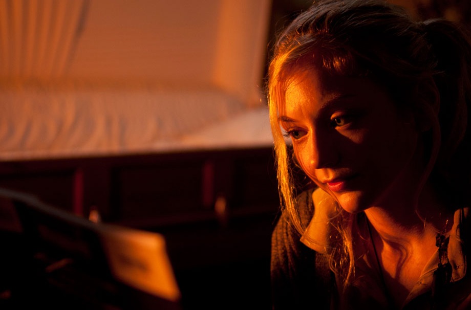 TWD_season-4-episode-13_beth-at-piano