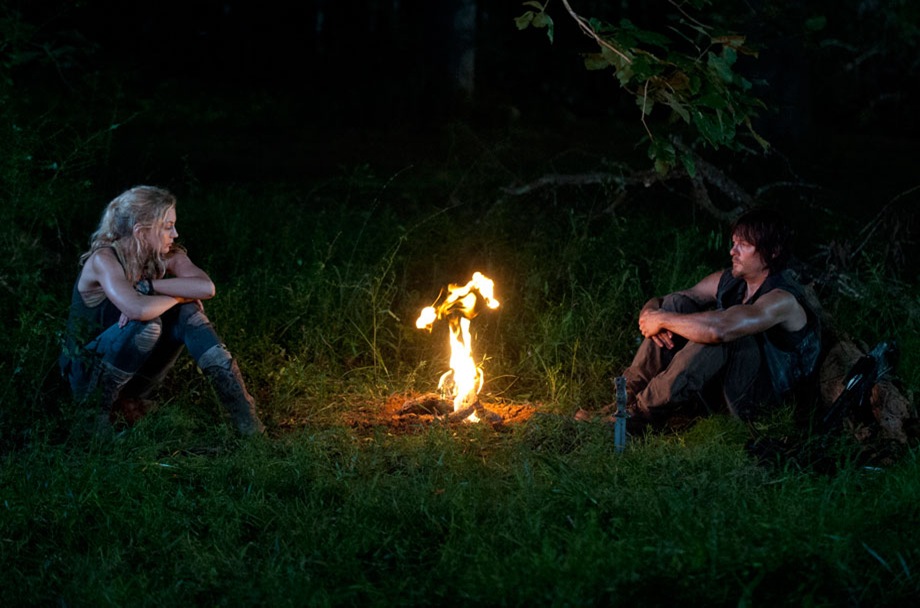 TWD_season4-episode10_daryl-and-beth-campfire