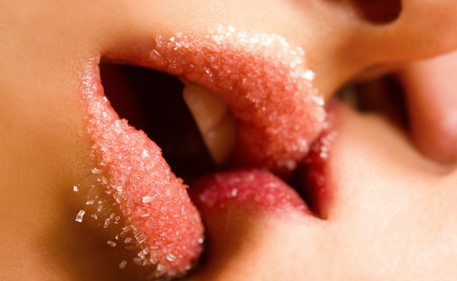 kissing-sugar-lips