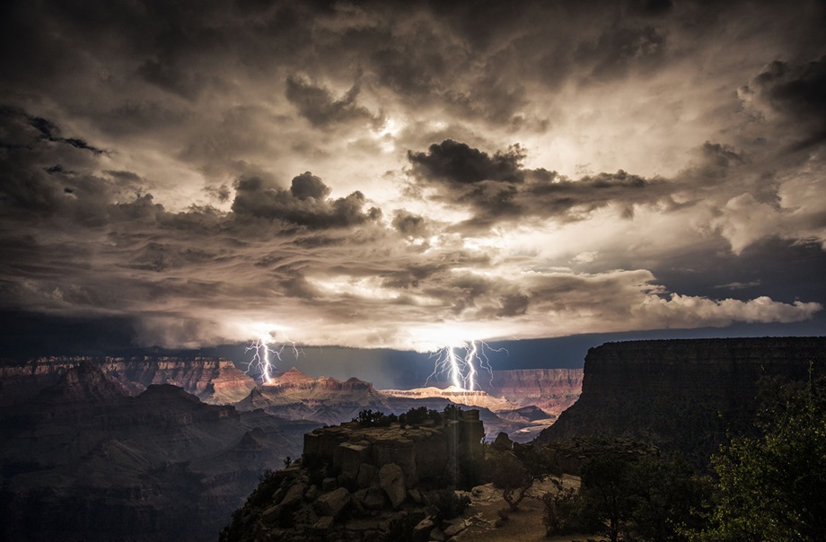 Nighttime-thunderstorm-over-the-Grand-Canyon